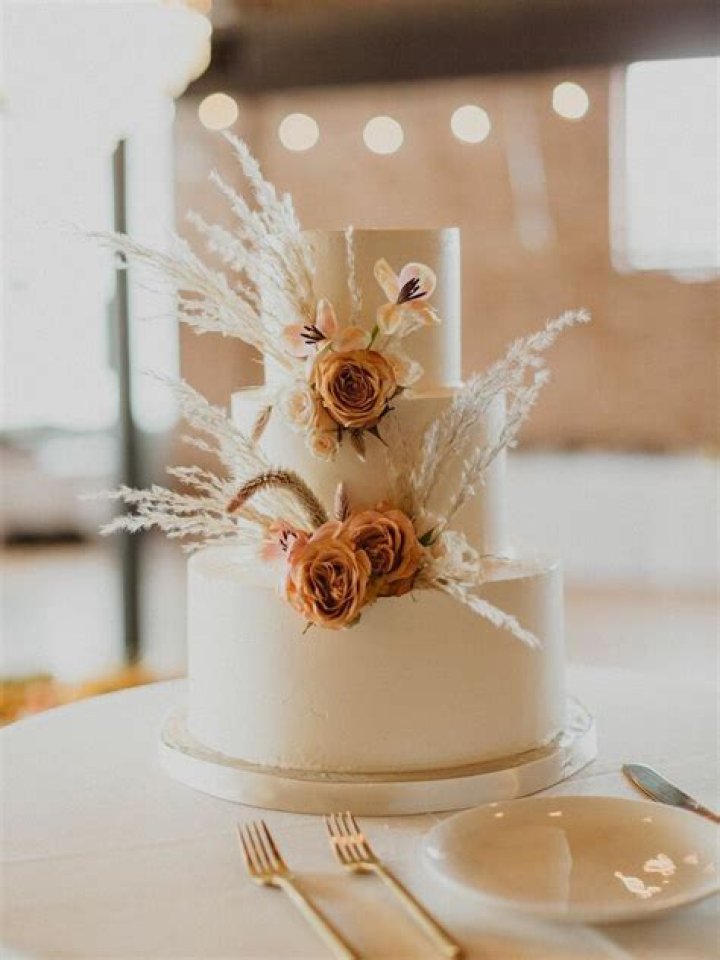 Mindy and troy combined ate 9 pieces of the wedding cake. Mindy ate 3 pieces of cake and troy had 1