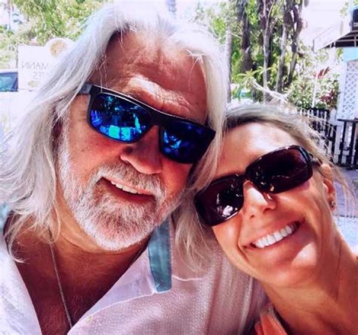 Wiki/bio, age, net worth, wife, kids.